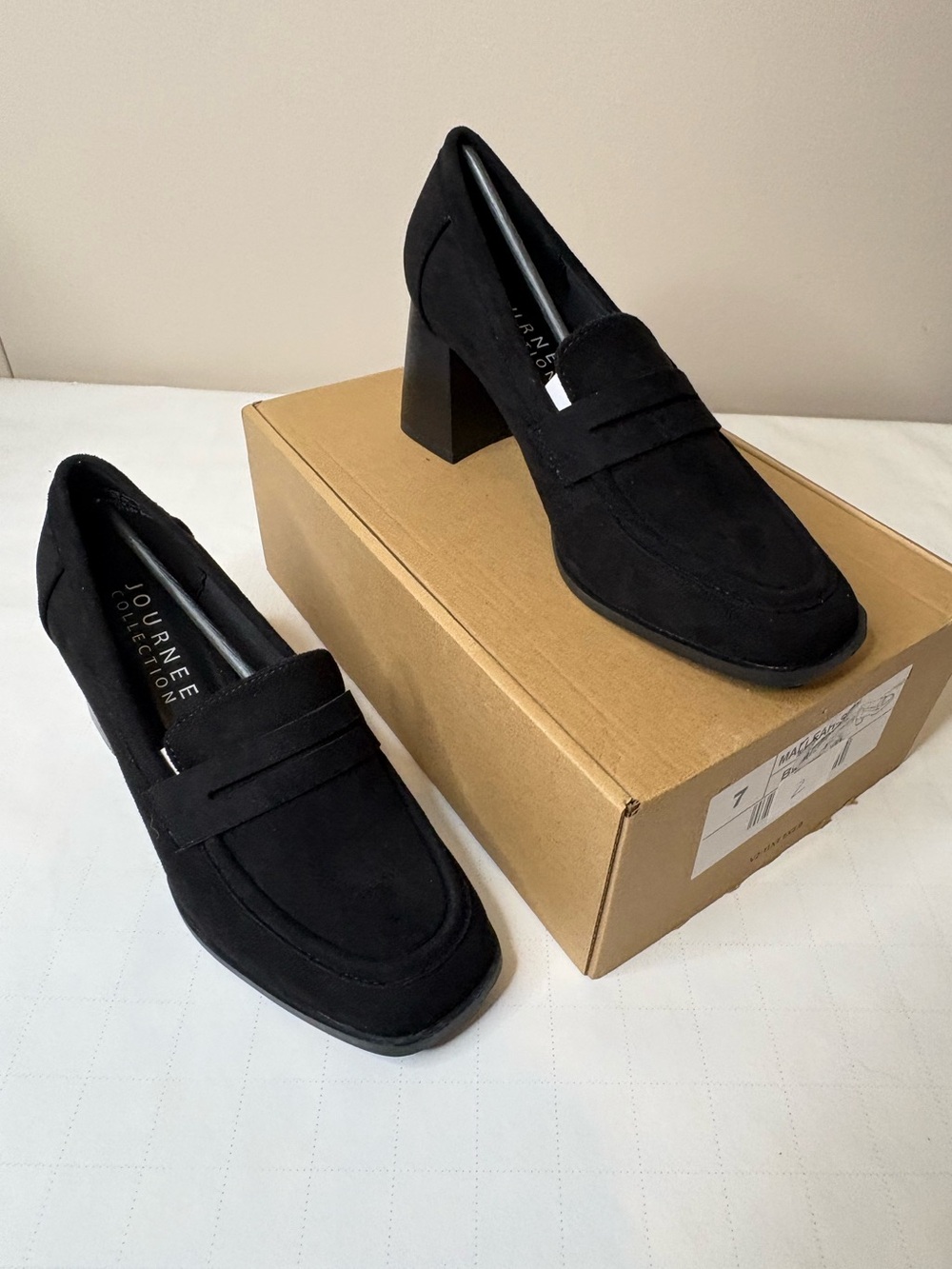Journee Collection sz 7 Black Malleah Slip-On Pumps  New in Box (2)